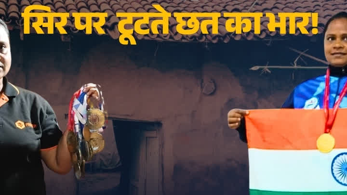 रांची की पैरा खिलाड़ी महिमा उरांव अपने पदक और ट्रॉफियों के साथ