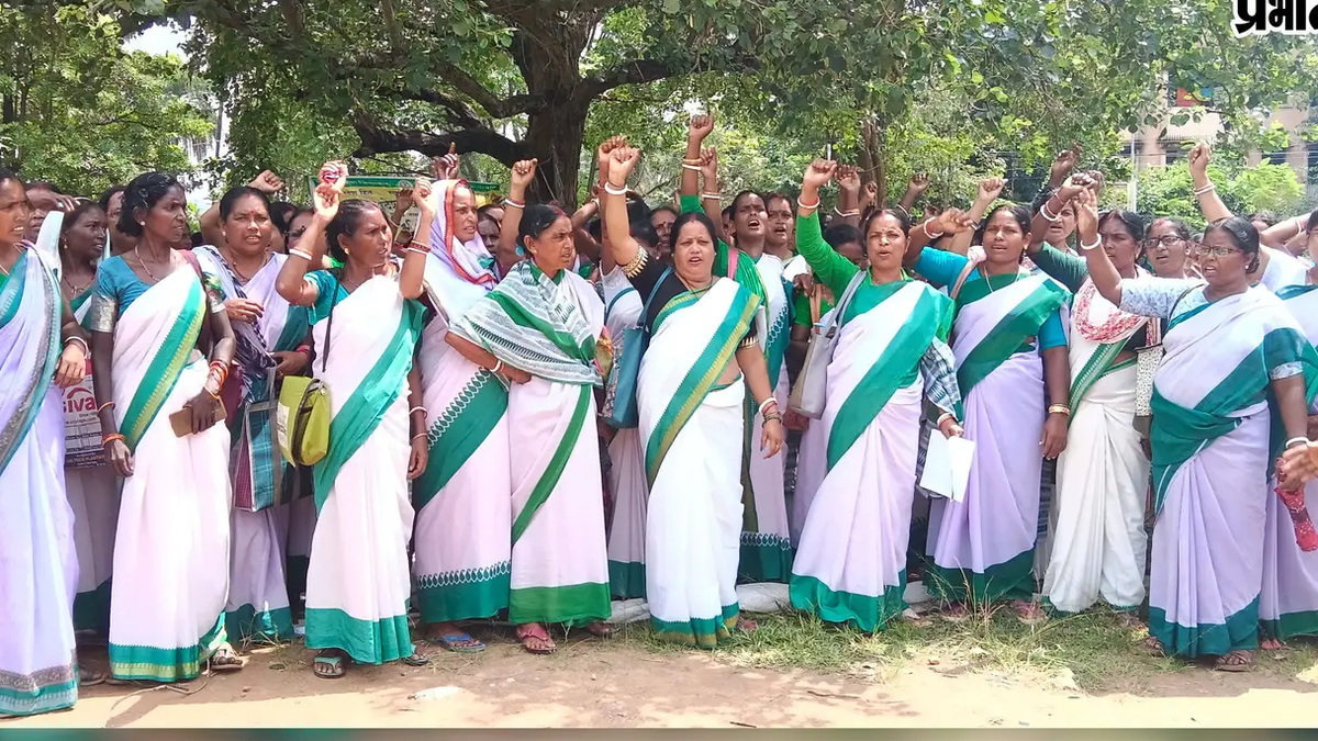 जामताड़ा समाहरणालय के सामने मांगों को लेकर धरना देतीं स्वास्थ्य सहियाएं