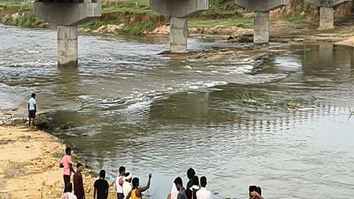 हरिहरगंज में बटाने नदी के बेलघाटी पुल के पास खोज अभियान