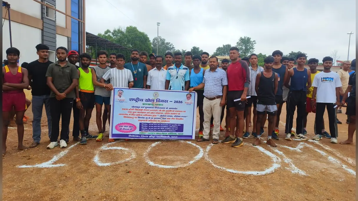 चतरा के जवाहरलाल नेहरू स्टेडियम में 1600 मीटर दौड़ प्रतियोगिता के प्रतिभागी
