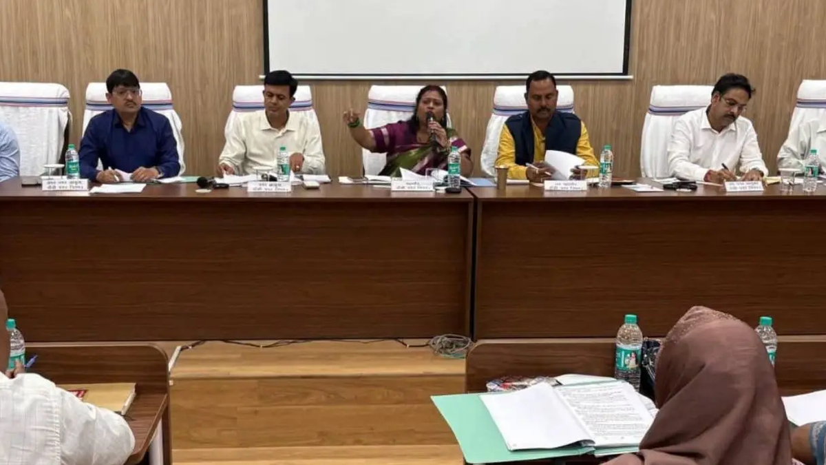रांची नगर निगम बोर्ड की बैठक में उपस्थित मेयर, अधिकारी और पार्षद