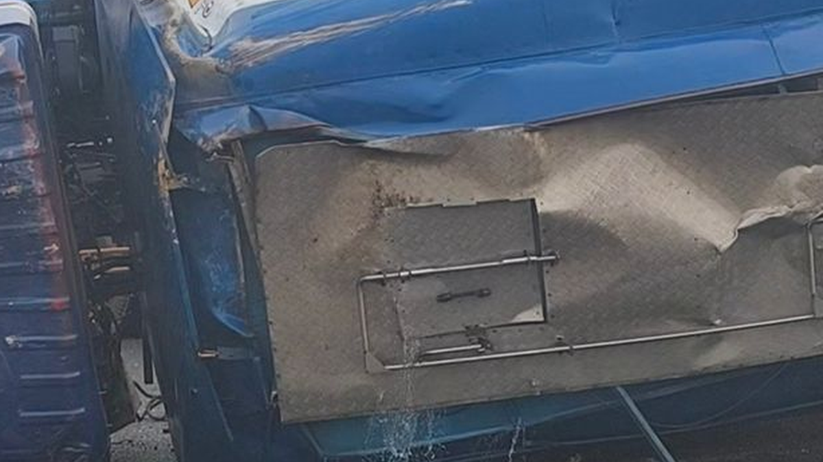 चाईबासा में पेट्रोल-डीजल टैंकर पलटने के बाद सड़क पर फैले ईंधन की खबर