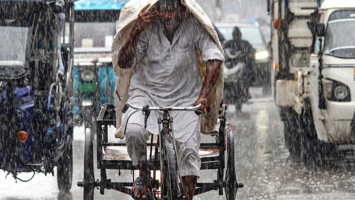पूर्वी सिंहभूम में बारिश के बीच बादलों से घिरा शहरी क्षेत्र