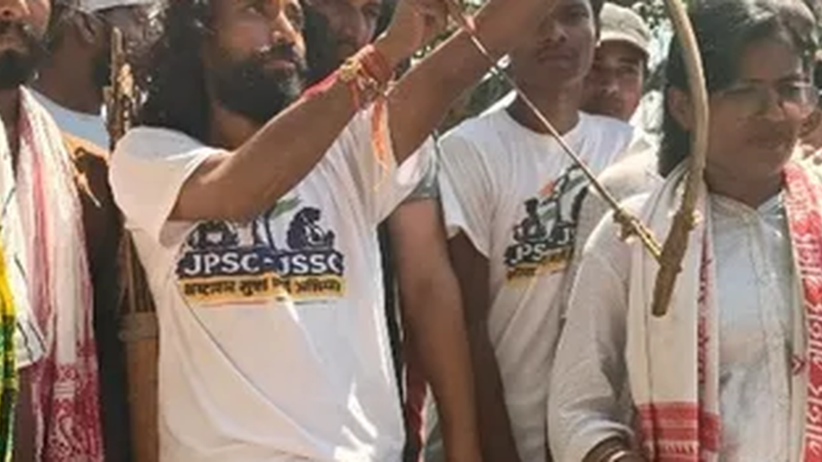 साहिबगंज में भर्ती व्यवस्था सुधार यात्रा के दौरान विद्यार्थियों से संवाद करते देवेंद्रनाथ महतो