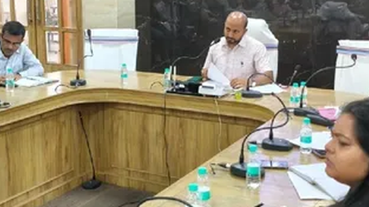 रामगढ़ समाहरणालय में उपायुक्त और पुलिस अधीक्षक की समीक्षा बैठक
