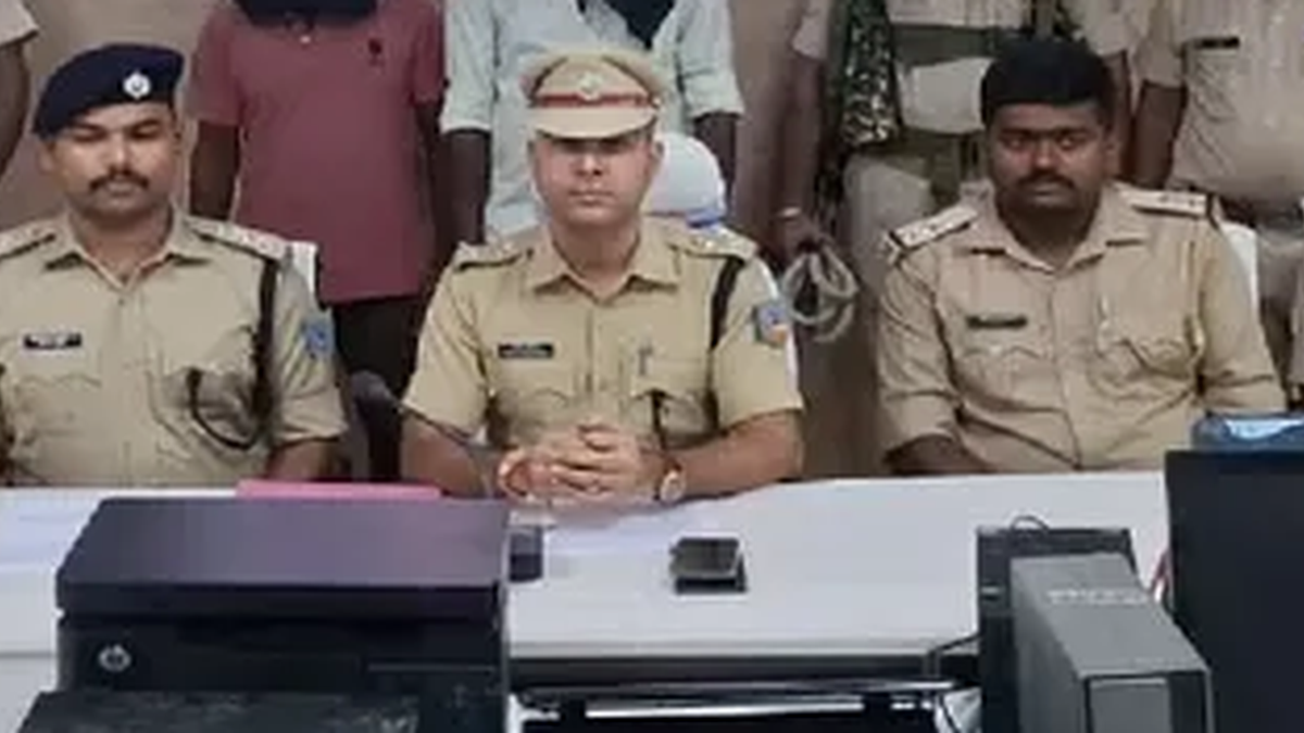 पलामू पुलिस की कार्रवाई में बरामद प्रिंटर, कंप्यूटर और अन्य इलेक्ट्रॉनिक उपकरण