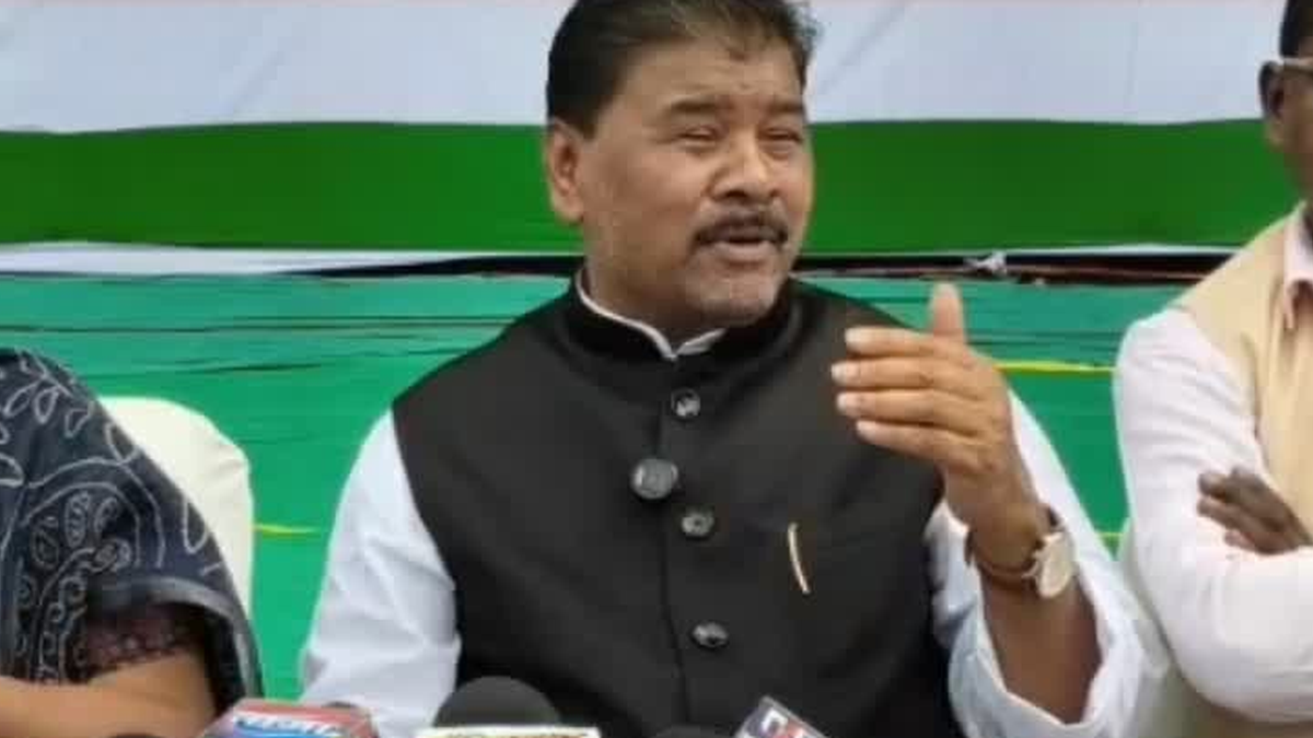 रांची में आदिवासी एकता महाजुटान रैली की जानकारी देते संयोजक बंधु तिर्की