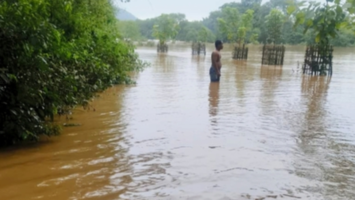 चाईबासा क्षेत्र में भारी बारिश के बाद एनएच 320डी पर जाम की स्थिति