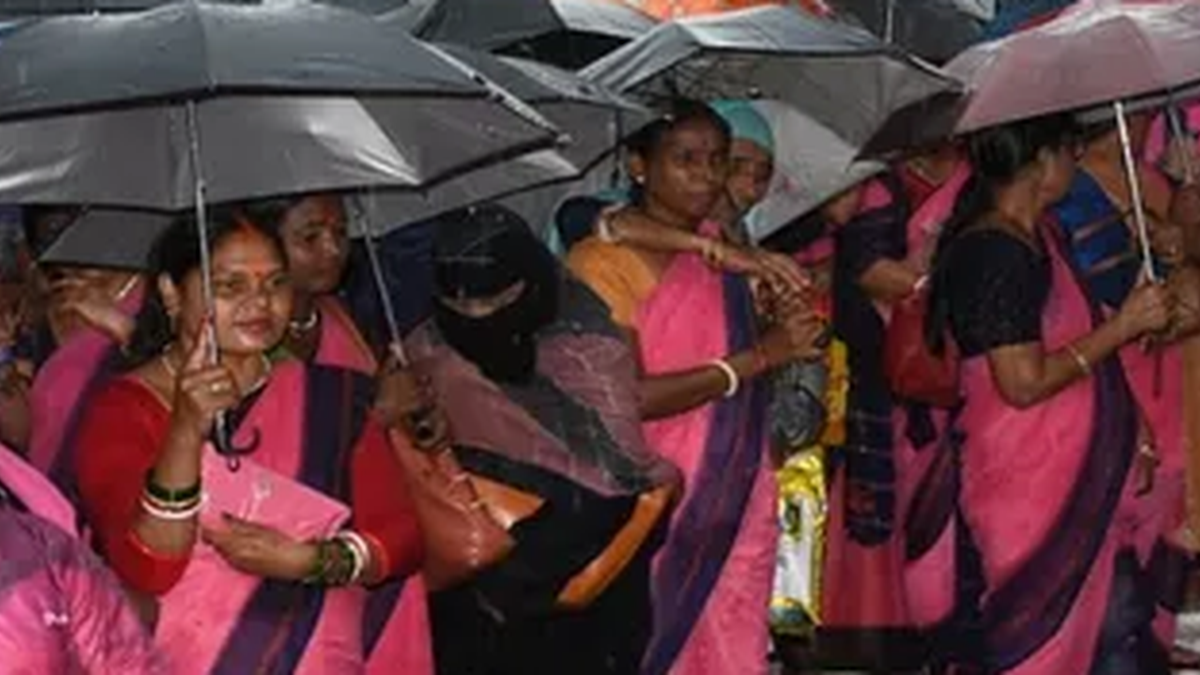 धनबाद में भारी बारिश के बाद भीगी सड़क का दृश्य