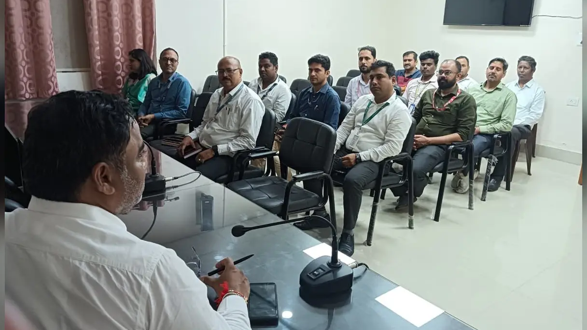 कोडरमा में राष्ट्रीय लोक अदालत की तैयारी को लेकर बैठक में उपस्थित बैंक अधिकारी और विधिक सेवा प्राधिकार के प्रतिनिधि