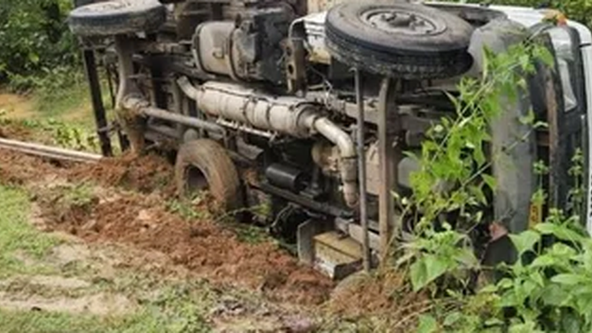 चतरा के पंचमो जंगल के पास दुर्घटनाग्रस्त मवेशी लदे पिकअप की जांच