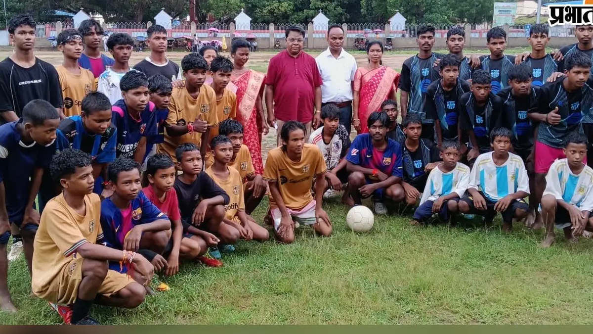 सामटोली में मुन्ना फुटबॉल टूर्नामेंट की विजेता मैनाबेड़ा और उपविजेता खिजरी टीम