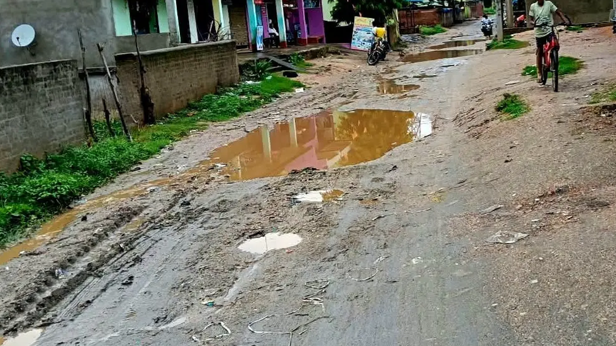बरकट्ठा के शिलाडीह में जलजमाव और कीचड़ से प्रभावित मुख्य सड़क