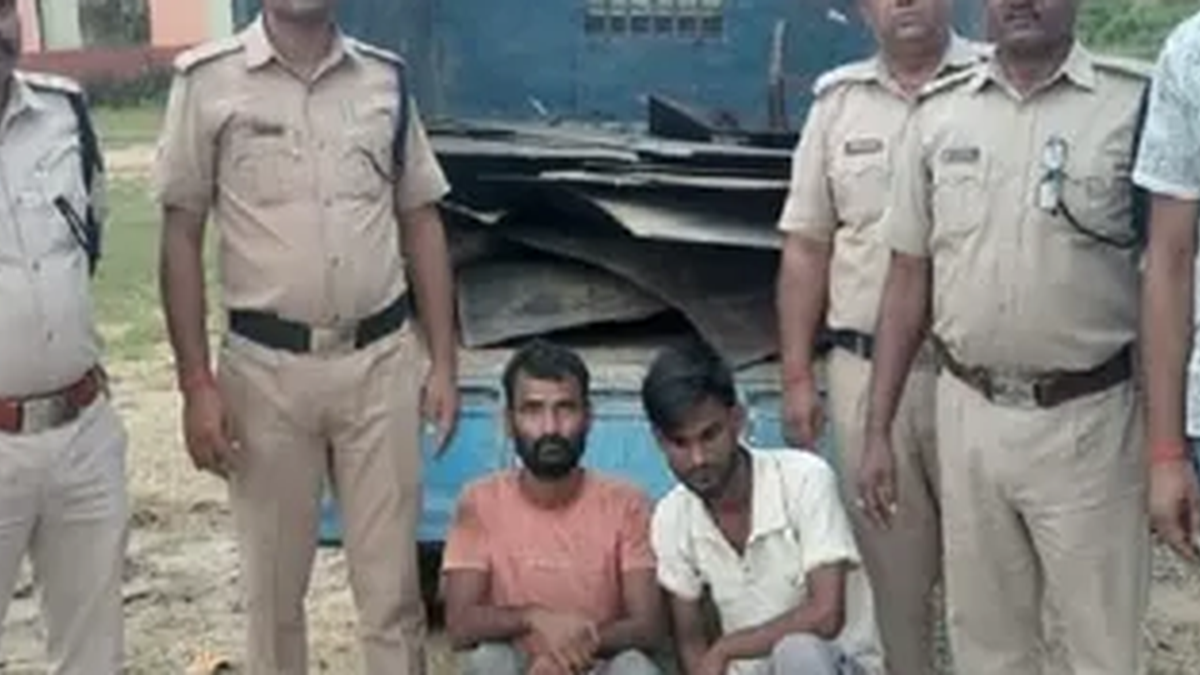 बरामद रेलवे संपत्ति के साथ जपला आरपीएफ के अधिकारी और गिरफ्तार आरोपी