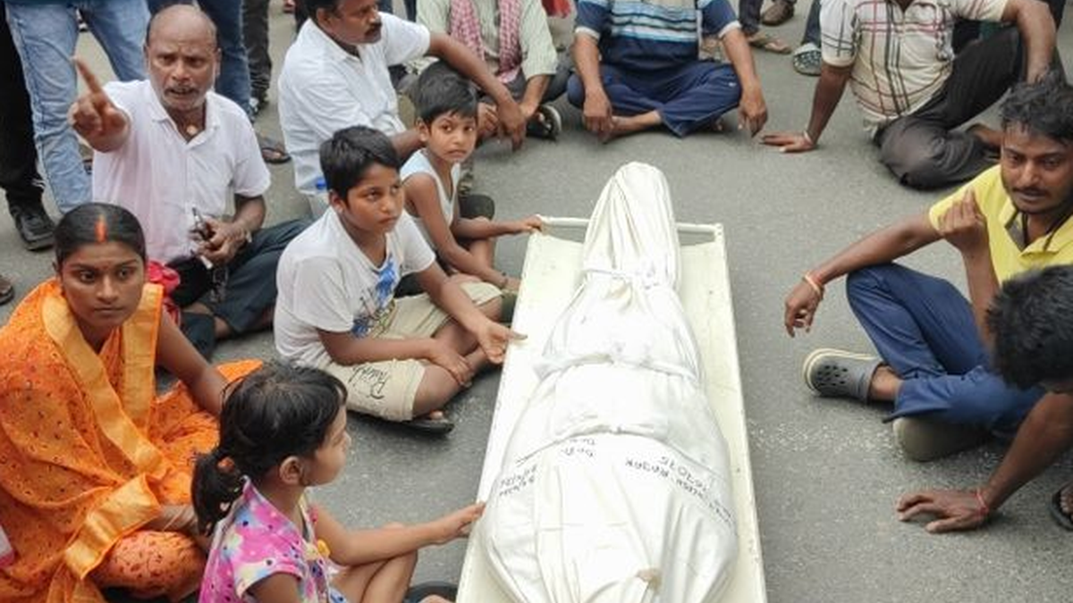 धनबाद में मुआवजे की मांग को लेकर सड़क पर प्रदर्शन का दृश्य