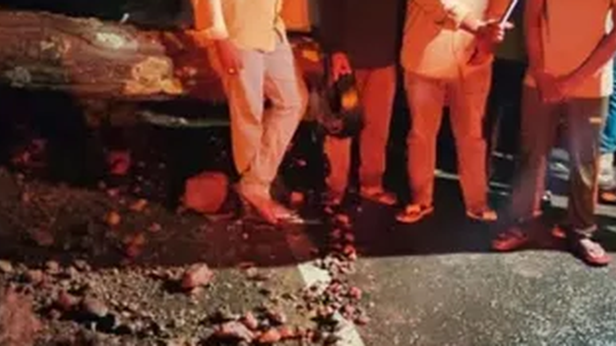 महुआडांड़ की ओरसा घाटी में भूस्खलन के बाद सड़क पर फैला मलबा