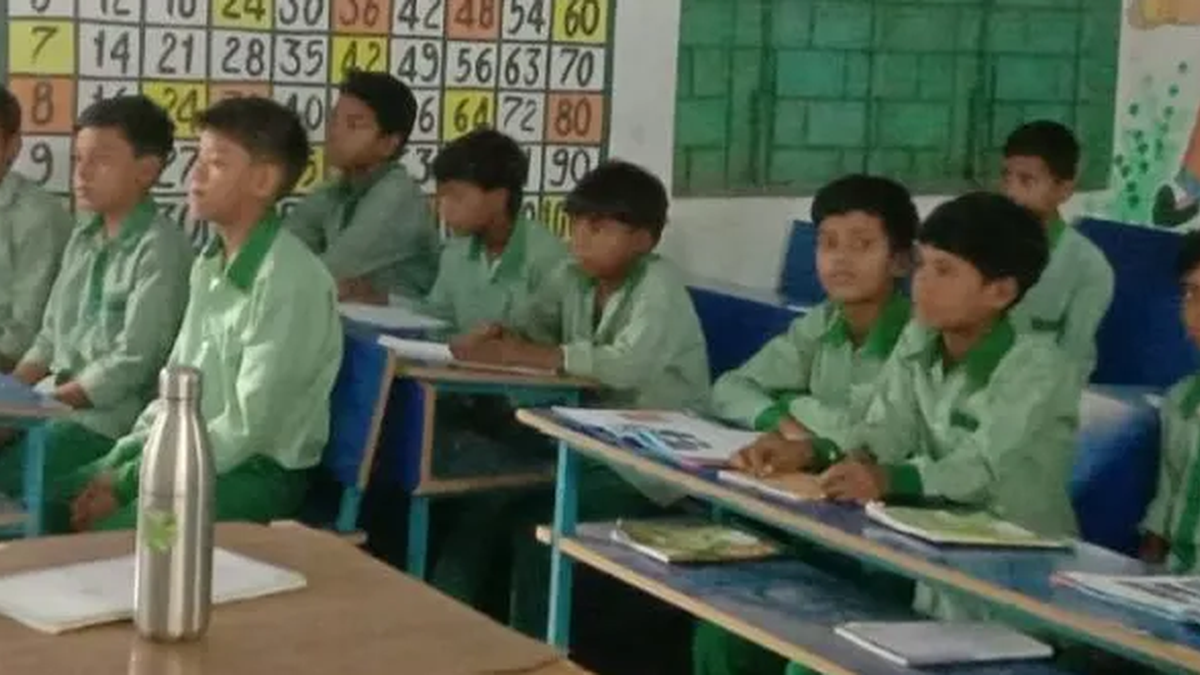 गिरिडीह के सरकारी स्कूलों में एमडीएम व्यवस्था पर संकट की प्रतीकात्मक तस्वीर