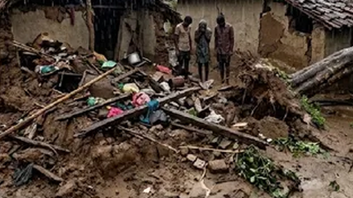 सिमडेगा में बारिश के कारण मिट्टी के घरों को नुकसान और परिवारों के बेघर होने की खबर