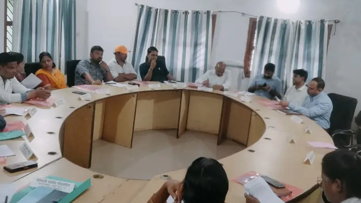 सरायकेला नगर पंचायत की चौथी बोर्ड बैठक में शामिल अध्यक्ष, पार्षद और अन्य सदस्य