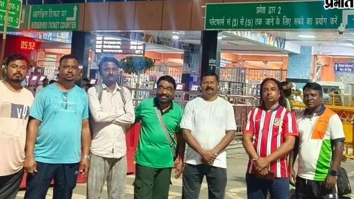 टाटानगर से दिल्ली सम्मेलन में भाग लेने के लिए रवाना कोल्हान के आदिवासी प्रतिनिधि