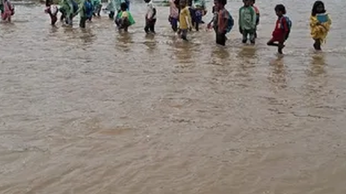 चतरा के कुंदा में सिंदरी नदी पार करते स्कूली बच्चों से संबंधित दृश्य