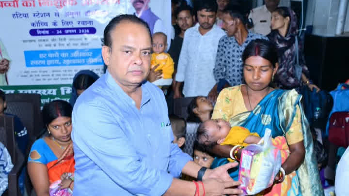 हटिया रेलवे स्टेशन से मुफ्त इलाज के लिए कोच्चि रवाना होते बच्चे