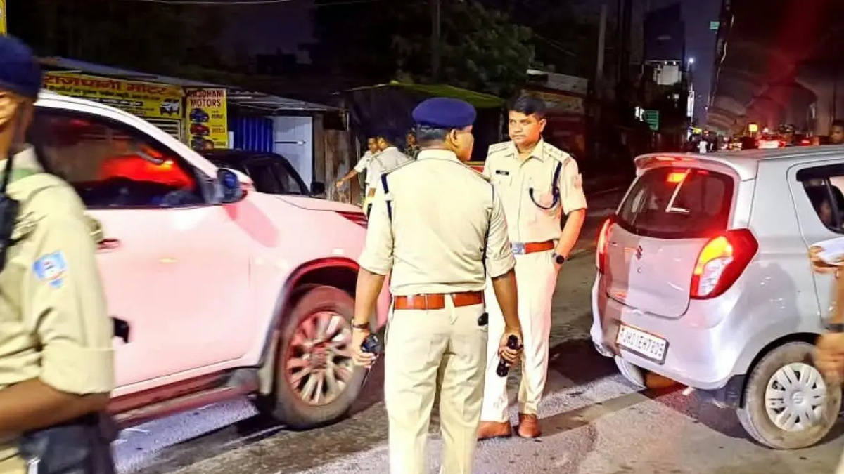 रांची में सड़क पर वाहनों की जांच करते पुलिसकर्मी