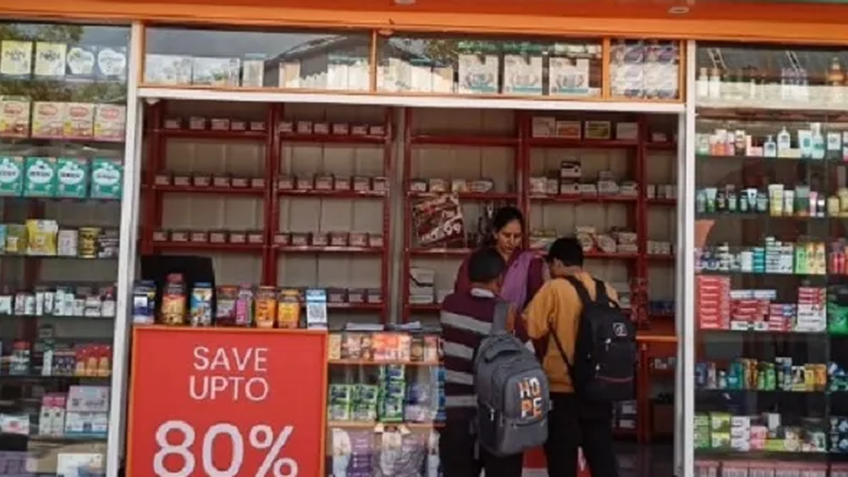 धनबाद और कोडरमा स्टेशन पर रेल यात्रियों के लिए दवा उपलब्धता की प्रतीकात्मक तस्वीर