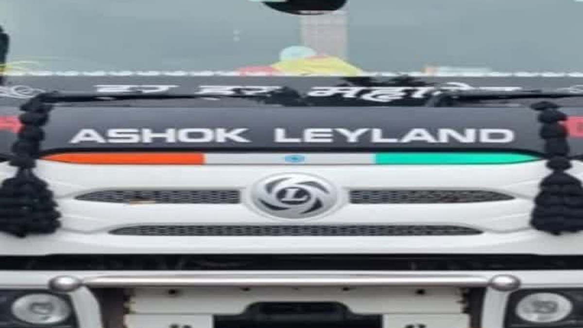 रामगढ़ में ट्रेलर से जब्त अवैध शराब की खबर
