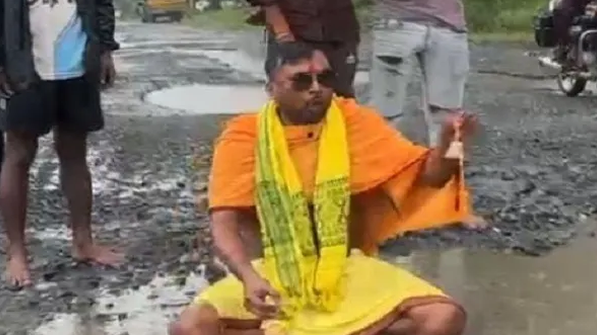 सिंदरी-धनबाद सड़क की बदहाली पर JLKM का विरोध प्रदर्शन