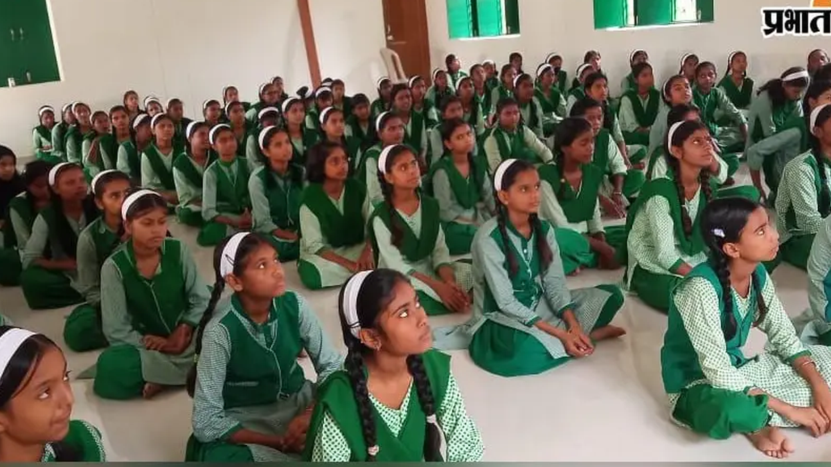 हजारीबाग के कस्तूरबा गांधी आवासीय बालिका विद्यालय में पढ़ती छात्राएं