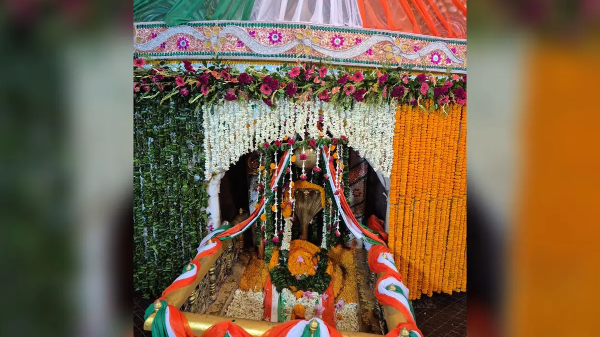 खूंटी के अंगराबारी स्थित बाबा आम्रेश्वर धाम में सजाया गया शिवलिंग