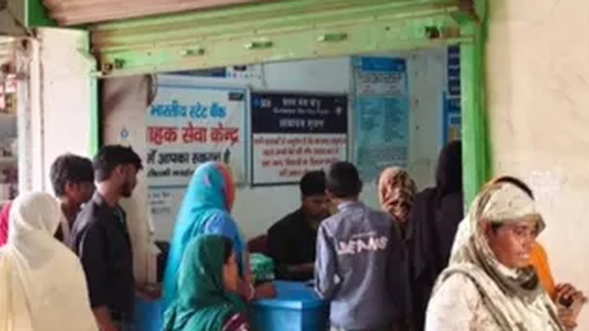 गोड्डा में CSP केंद्र पर मंईया सम्मान योजना की राशि को लेकर पहुंचीं महिलाएं