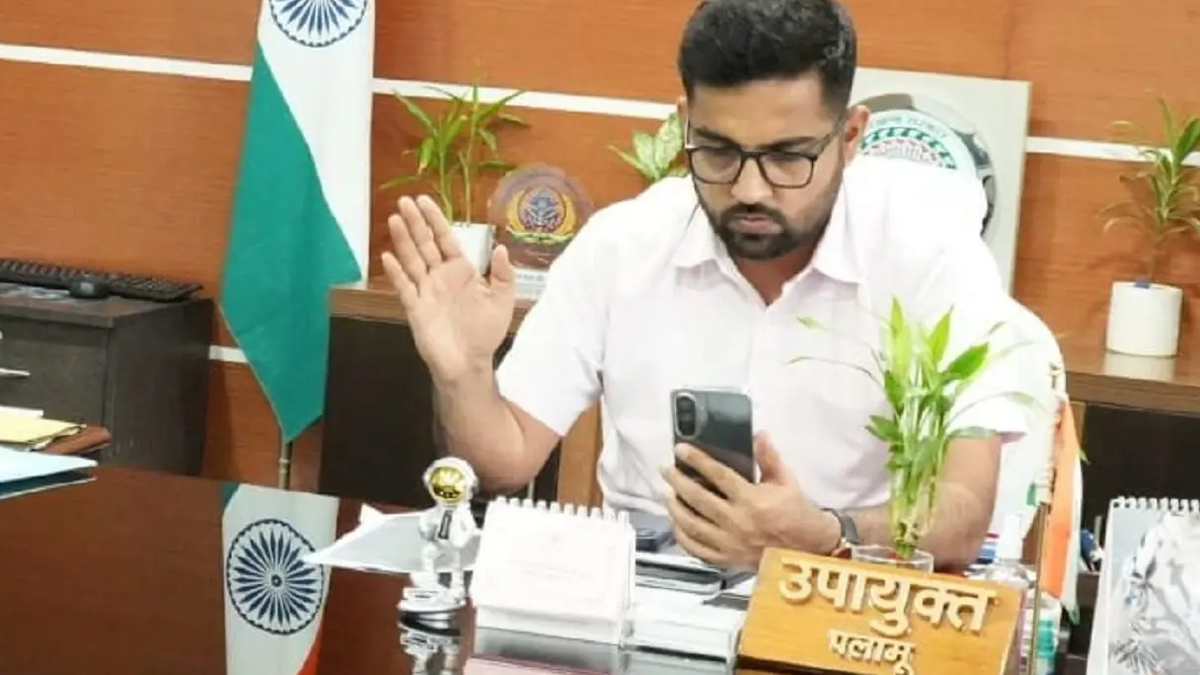 पलामू में डीसी के नाम से फर्जी WhatsApp अकाउंट को लेकर प्रशासन का साइबर अलर्ट