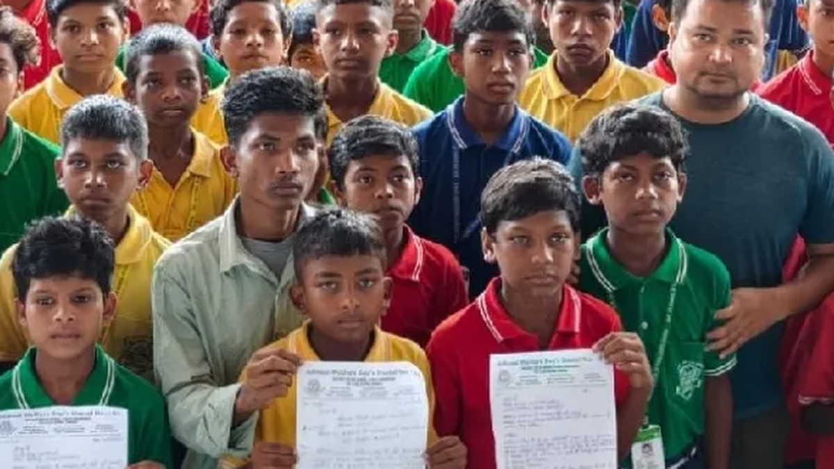 दुमका में छात्रों की बुनियादी सुविधाओं को लेकर प्रशासन को अल्टीमेटम