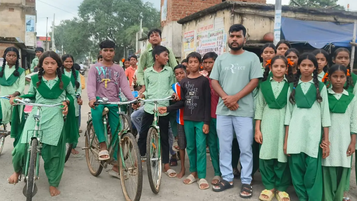 बारियातू की विद्यालयी खेलकूद प्रतियोगिता में साइकिल रेस के लिए उपस्थित छात्राएं