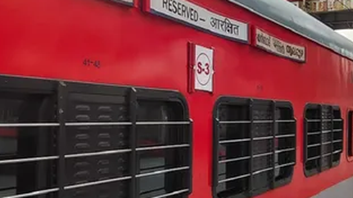 धनबाद रेलवे स्टेशन से प्रस्थान के लिए खड़ी यात्री ट्रेन का दृश्य