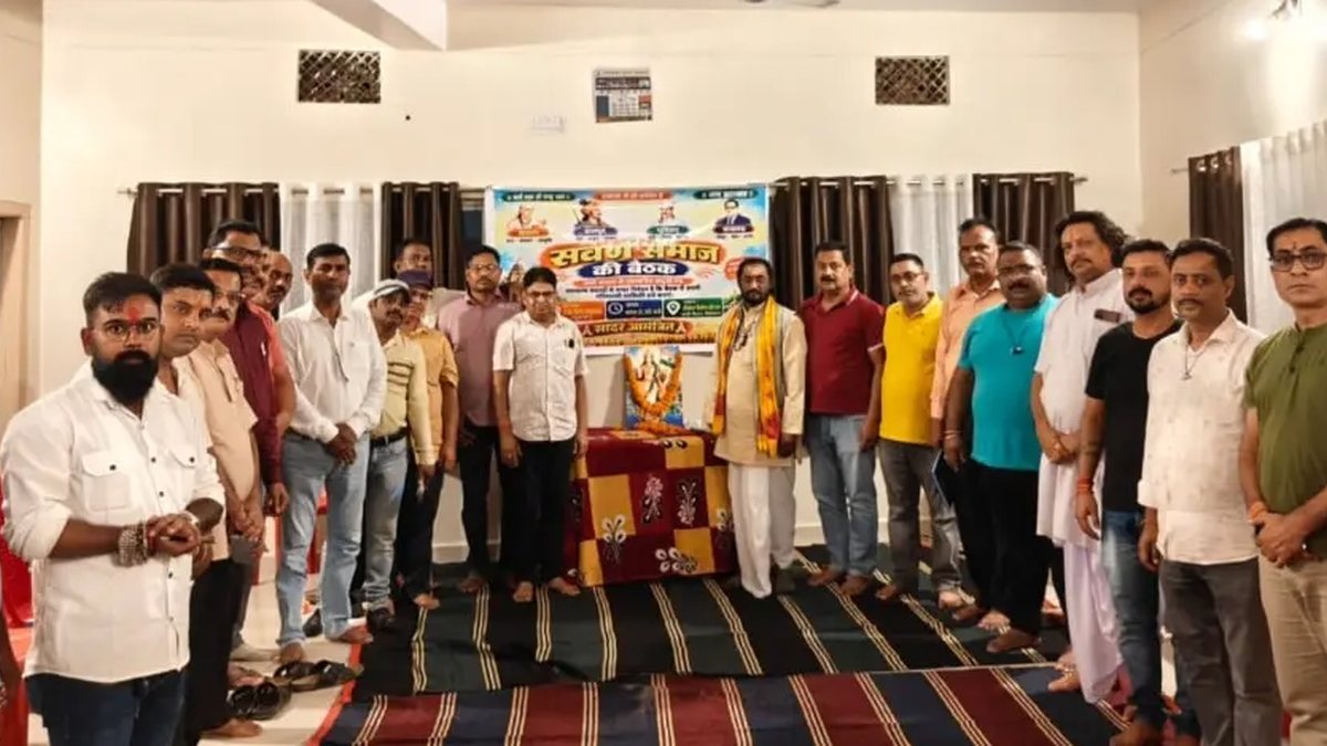 सिमडेगा में शिक्षा, रोजगार और सामाजिक अधिकारों पर आयोजित बैठक में उपस्थित लोग