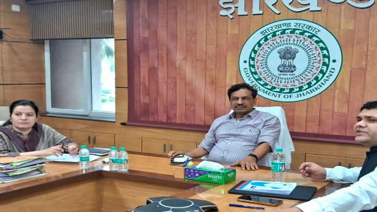 रांची में स्वास्थ्य बीमा योजनाओं की समीक्षा बैठक करते विभागीय अधिकारी