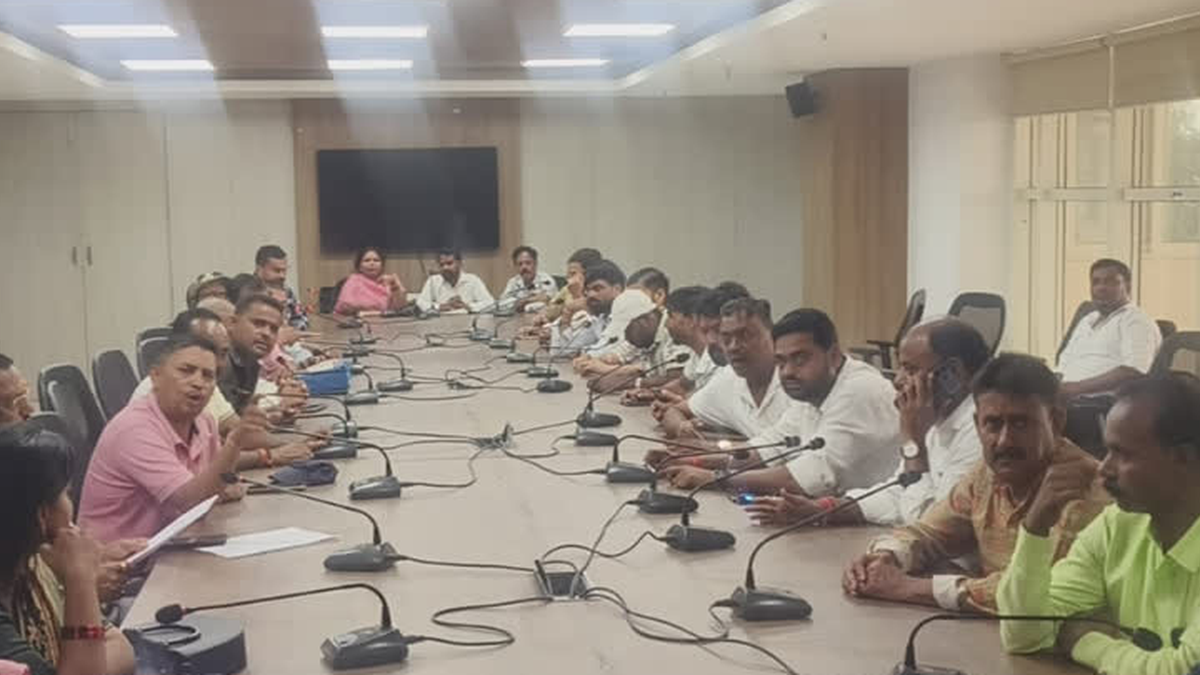 देवघर नगर निगम में कार्य बहिष्कार पर कर्मचारी और अधिकारी