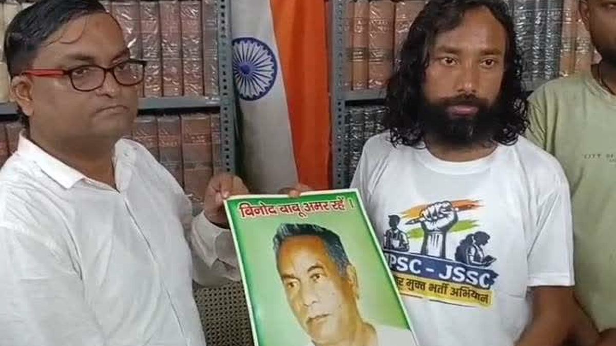 धनबाद में भर्ती व्यवस्था सुधार यात्रा में शामिल युवा और अभ्यर्थी
