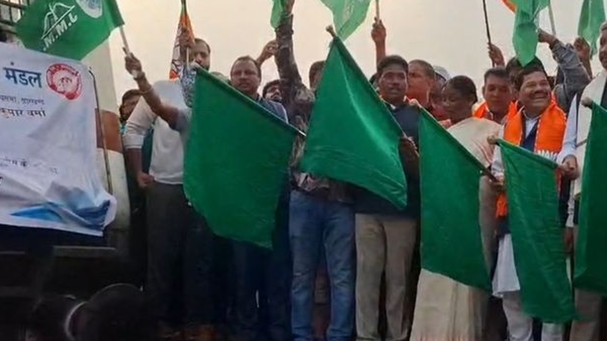 मनोहरपुर स्टेशन पर टाटा-एर्नाकुलम एक्सप्रेस के ठहराव का शुभारंभ