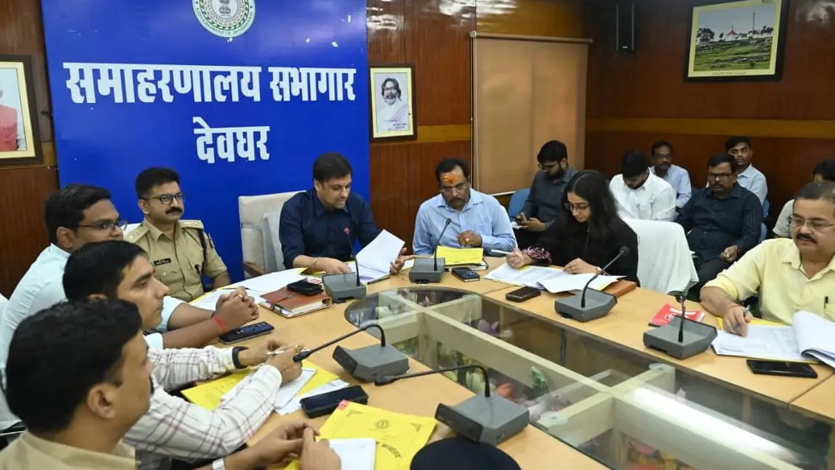 देवघर समाहरणालय में सड़क सुरक्षा और यातायात व्यवस्था की समीक्षा करते अधिकारी