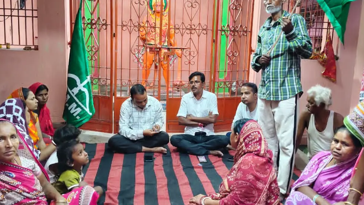दुमका में वार्ड एक की पेयजल समस्या पर आयोजित झामुमो नगर समिति की बैठक