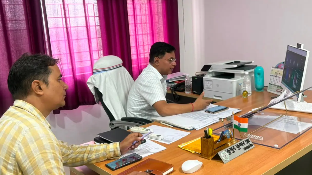गढ़वा में विशेष गहन पुनरीक्षण को लेकर ऑनलाइन बैठक करते निर्वाचन अधिकारी