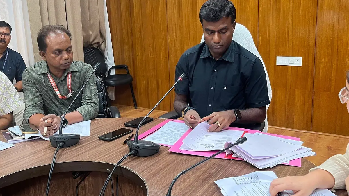 रांची में आयुष्मान भारत अस्पताल सूचीबद्धता पर बैठक करते अधिकारी