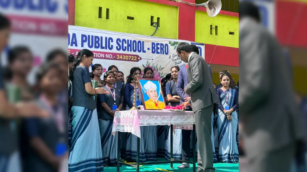 बेड़ो के विद्यालय में शिक्षक दिवस कार्यक्रम के दौरान प्रस्तुति देते विद्यार्थी