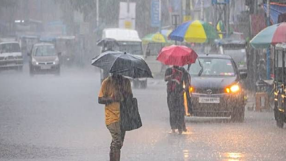 बारिश के बाद बादलों से घिरा रांची शहर का दृश्य