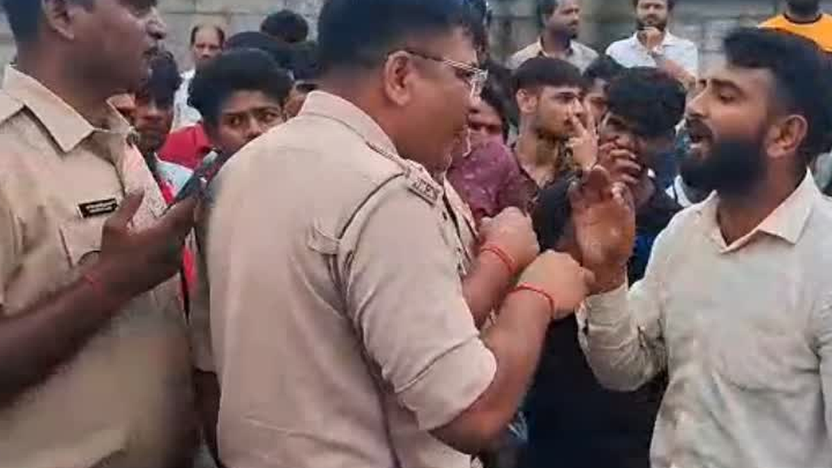 रांची के अशोक नगर में सड़क हादसे के बाद प्रदर्शन और सड़क जाम का दृश्य