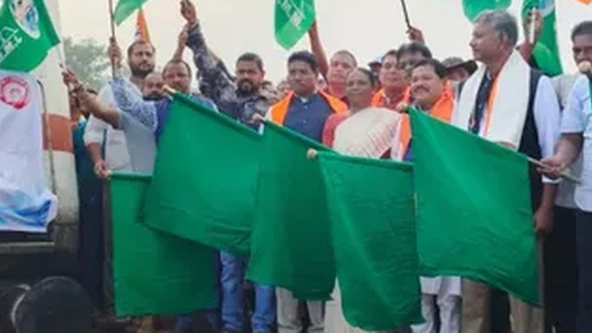 मनोहरपुर रेलवे स्टेशन पर टाटानगर-एर्नाकुलम एक्सप्रेस के ठहराव का स्वागत करते जनप्रतिनिधि और स्थानीय लोग